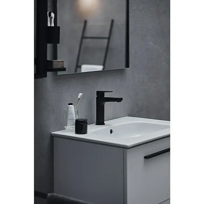 Ideal Standard Cerafine O Waschtischarmatur H120 - Schwarz, Matt, Mit Push-Open Ablaufgarnitur - Modernes Badezimmerwaschbecken mit schwarzem Wasserhahn, stilvoller Behälter und einer Zahnbürste für ein minimalistisches Design.