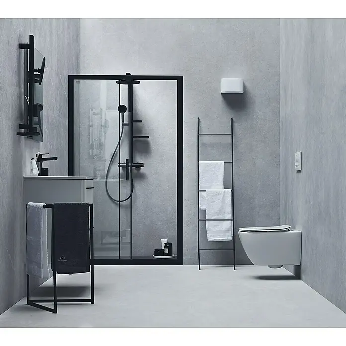 Ideal Standard Cerafine O Waschtischarmatur H120Schwarz, Matt, Mit Push-Open Ablaufgarnitur - Ein modernes Badezimmer mit Dusche, Waschbecken und Handtuchwärmer in Schwarz und Weiß. Die minimalistische Ästhetik wird durch die grauen Wände betont.