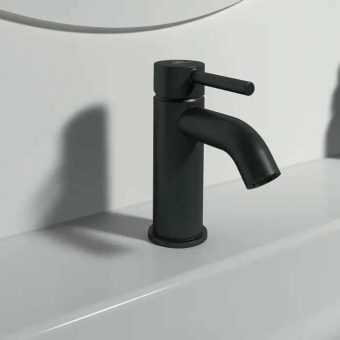 Ideal Standard Ceraline Waschtischarmatur - Schwarz, Matt, Mit Push-Open Ablaufgarnitur - Schwarzer Wasserhahn auf einem Waschbecken. Moderner Look mit geraden Linien. Perfekt für jedes Badezimmer.