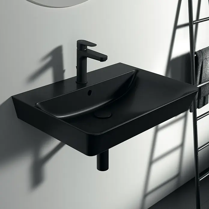 Ideal Standard Cerafine O Waschtischarmatur H120 - Schwarz, Matt, Mit Ablaufgarnitur - Schwarzes, modernes Waschbecken mit Armatur an einer weißen Wand montiert, daneben ein Handtuchhalter.