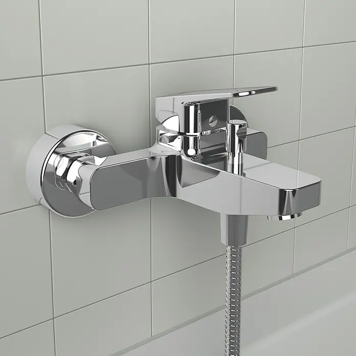 Ideal Standard Ceraplan Badewannenarmatur - Ausladung Armatur: 163 mm, Chrom, Glänzend - Nahaufnahme einer glänzenden Chrom-Badewannenarmatur an einer gefliesten Wand, die das elegante Design und die Funktionalität hervorhebt.