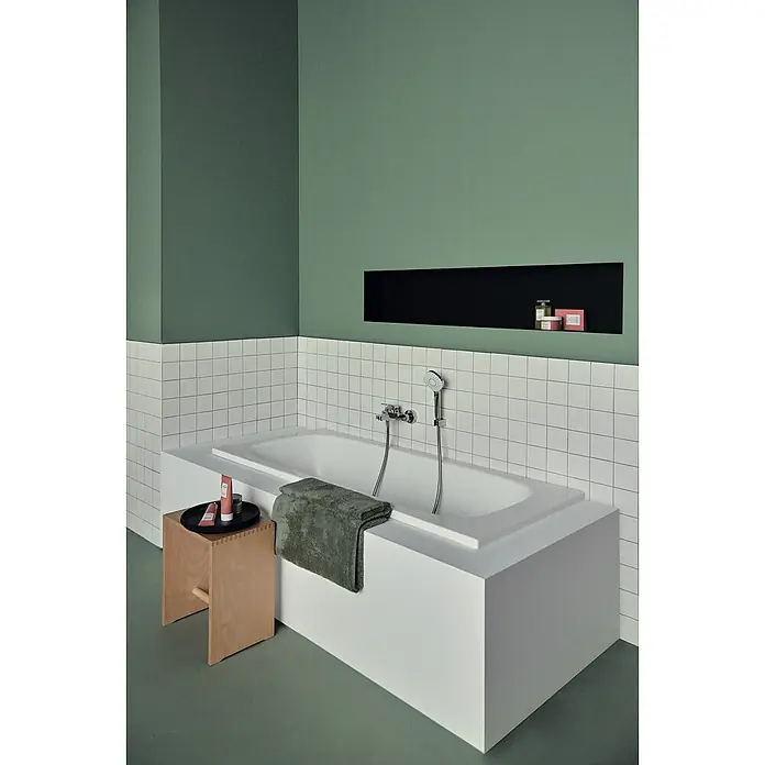 Ideal Standard Ceraplan Badewannenarmatur - Ausladung Armatur: 163 mm, Chrom, Glänzend - Elegantes Badezimmer mit einer freistehenden Badewanne, umgeben von grünen Wänden und weißen Fliesen, die eine moderne und entspannende Atmosphäre schaffen.