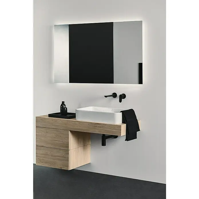 Ideal Standard Cerafine O Waschtischarmatur - Schwarz, Matt - Elegantes Badezimmer-Waschbecken mit Holzunterschrank, schwarzer Armatur und Spiegel mit integrierter Beleuchtung für stilvolles Ambiente.