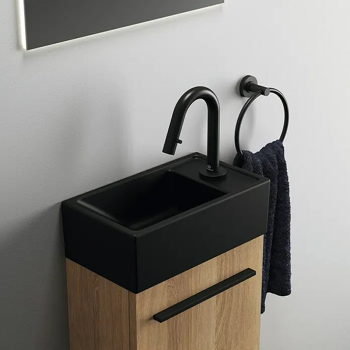 Ideal Standard Ceraline Kaltwasser-Standventil - Schwarz, Matt - Modernes Badezimmerwaschbecken mit schwarzem Wasserhahn und Holzunterschrank für ein stilvolles Ambiente im Bad.