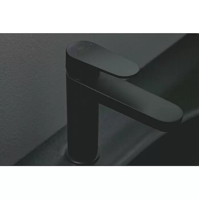 Ideal Standard Cerafine O Grifo de lavabo - Negro, Mate, Con juego de desagüe «Push-Open» - Grifo moderno negro mate con indicadores de frío/calor en un lavabo oscuro.