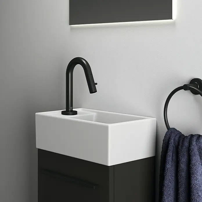 Ideal Standard Ceraline Kaltwasser-Standventil - Schwarz, Matt - Elegantes Badezimmerwaschbecken mit einem modernen schwarzen Wasserhahn und Handtuchring. Stilvolles Design für jedes Badezimmer.
