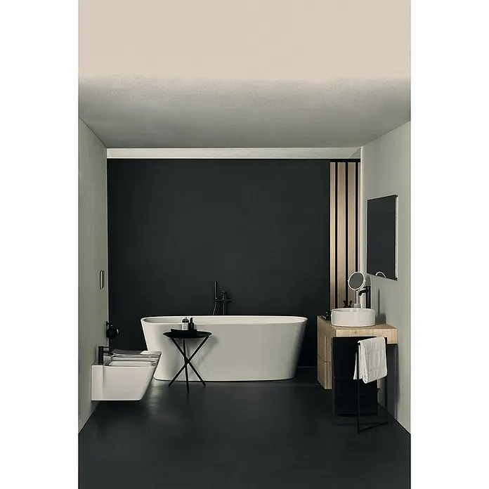 Ideal Standard Ceraline Waschtischarmatur VS - Schwarz, Matt, Ohne Ablaufgarnitur - Elegantes Badezimmerdesign mit freistehender Badewanne, Waschtisch und moderner Toilette in dunklen Farbtönen für einen luxuriösen Look.