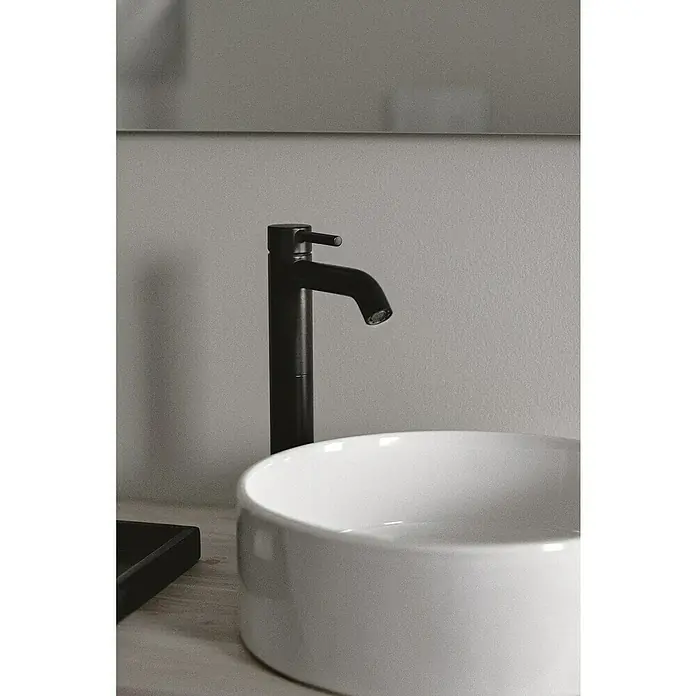 Ideal Standard Ceraline Waschtischarmatur VS - Schwarz, Matt, Ohne Ablaufgarnitur - Elegante Nahaufnahme eines schwarzen Wasserhahns über einem stilvollen, runden Waschbecken, perfekt für ein modernes Badezimmerdesign.
