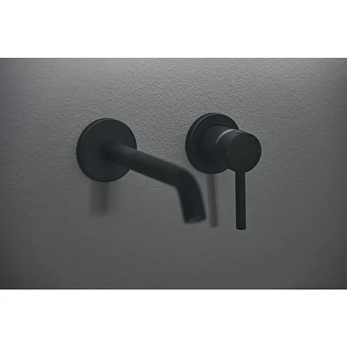 Ideal Standard Ceraline WaschtischarmaturSchwarz, Matt - Nahaufnahme einer mattschwarzen Wandarmatur mit minimalistischem Design, die moderne Eleganz und Funktionalität vereint.