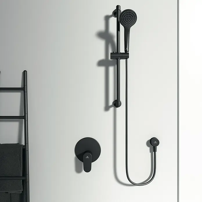 Ideal Standard Cerafine O Grifería empotrada de ducha - Negro, Mate, Redonda - Imagen de un moderno conjunto de ducha negro mate con ducha de mano, termostato y manguera sobre un fondo claro.