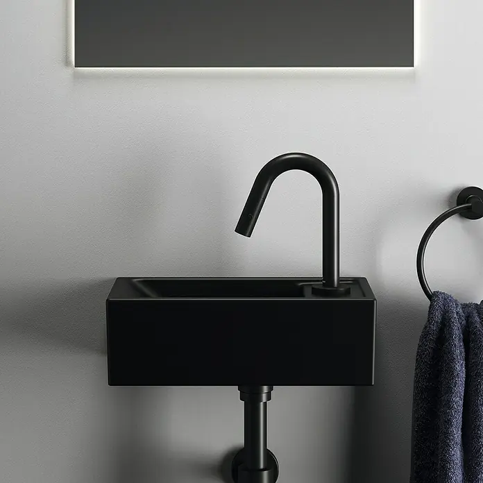 Ideal Standard Ceraline Kaltwasser-Standventil - Schwarz, Matt - Elegantes, modernes schwarzes Waschbecken mit Armatur und Handtuchring, ideal für ein stilvolles Badezimmer.