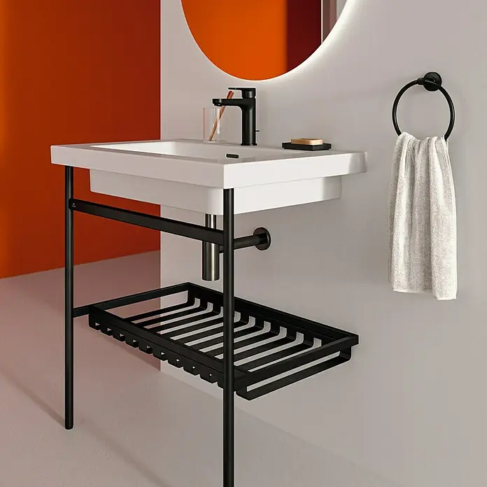 Ideal Standard Cerafine O Waschtischarmatur H120 - Schwarz, Matt, Mit Ablaufgarnitur - Weißes Waschbecken mit schwarzer Armatur, Handtuchhalter und Ablage. Das moderne Design fügt sich nahtlos ins Bad ein.
