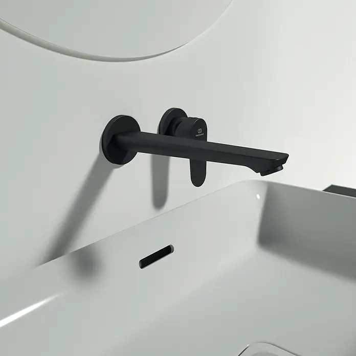 Ideal Standard Cerafine O Waschtischarmatur - Schwarz, Matt - Wandarmatur in Mattschwarz über einem eleganten, modernen Waschbecken. Minimalistisches Baddesign mit stilvoller Funktionalität.