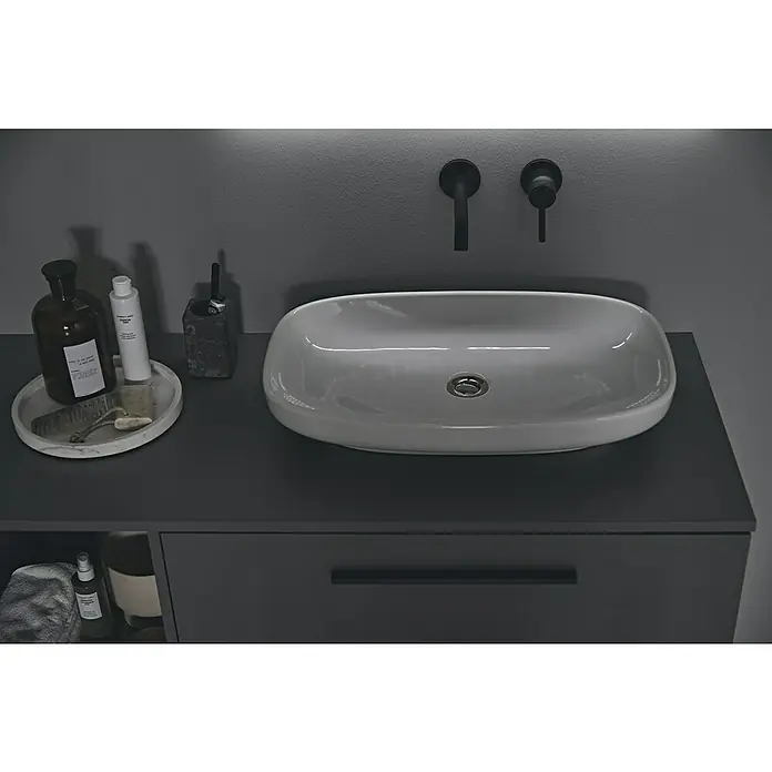 Ideal Standard Ceraline WaschtischarmaturSchwarz, Matt - Elegantes Waschbecken in einem modernen Badezimmer. Das minimalistische Design zeichnet sich durch klare Linien und eine neutrale Farbpalette aus.