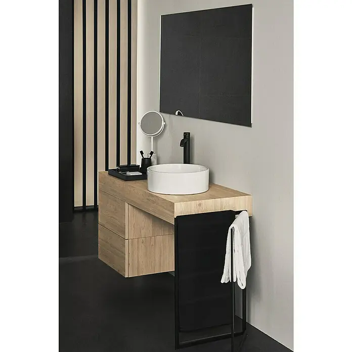Ideal Standard Ceraline Waschtischarmatur VS - Schwarz, Matt, Ohne Ablaufgarnitur - Modernes Badezimmer-Design mit einem schwebenden Waschtisch aus Holz, einem runden Aufsatzwaschbecken und einem stilvollen, schwarzen Handtuchhalter.