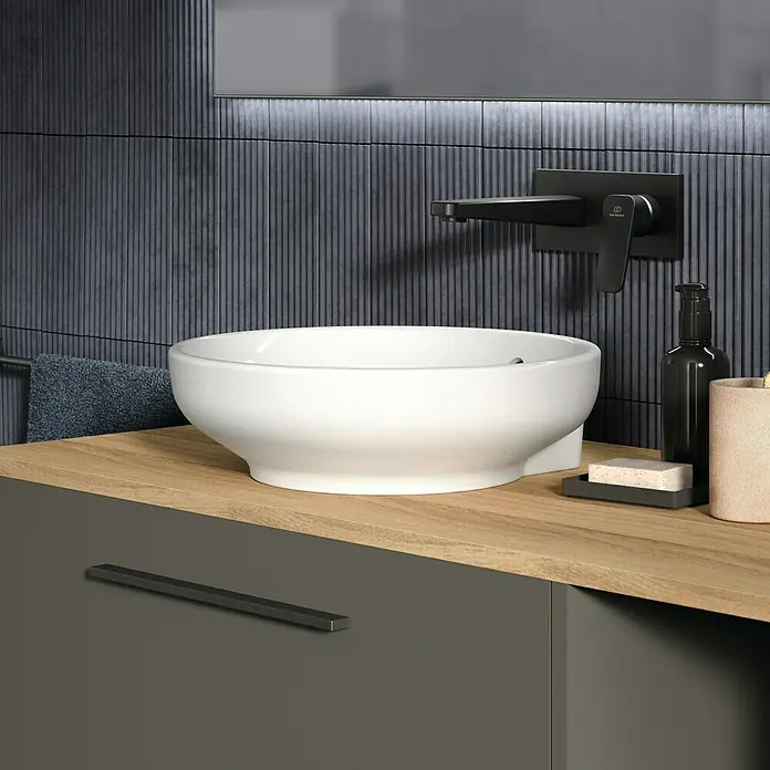 Ideal Standard Ceraplan Waschtischarmatur - Schwarz, Matt - Elegantes Badezimmerwaschbecken auf einer Holzplatte mit stilvoller Armatur. Der Waschtischunterschrank bietet praktischen Stauraum.