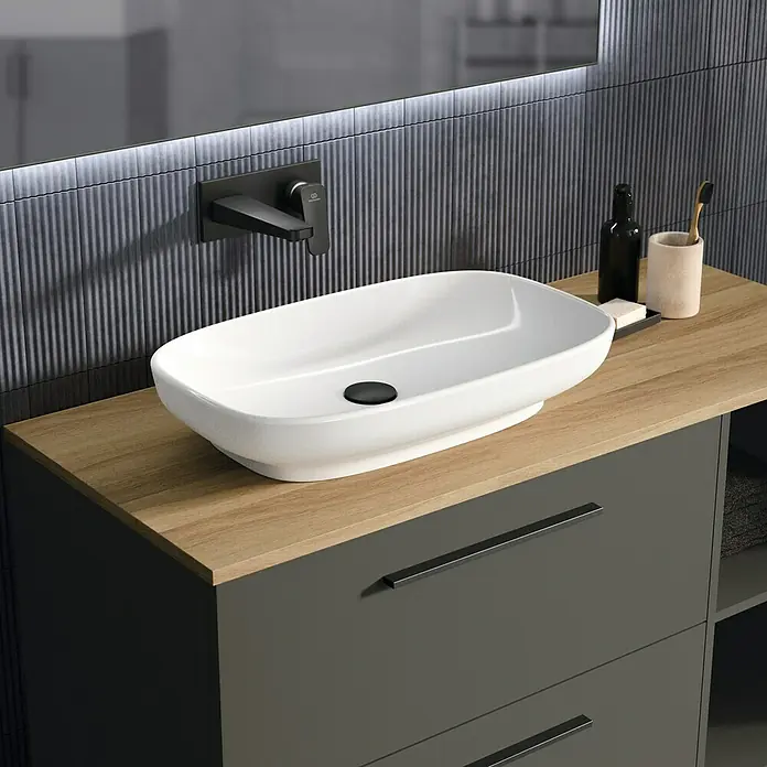 Ideal Standard Ceraplan WaschtischarmaturSchwarz, Matt - Elegantes Badezimmer-Waschbecken in Weiß mit dunkler Armatur und modernem Unterschrank. Ideal für stilvolle Badezimmer.