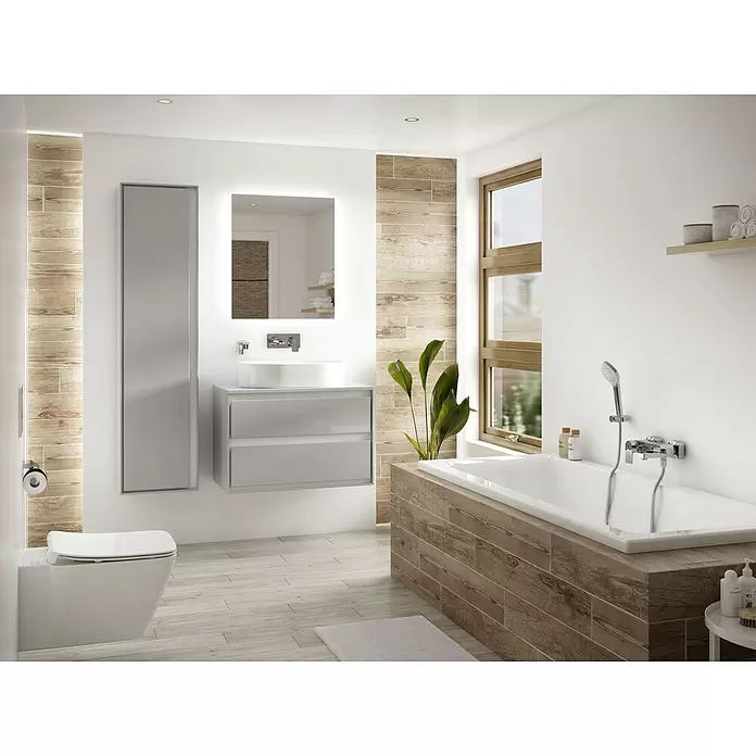 Ideal Standard Connect Air Grifo monomando de bañera - Profundidad del grifo: 174 mm, Cromo, Brillante - Baño moderno con azulejos efecto madera, accesorios blancos, muebles grises y espejo iluminado. El panel de la bañera complementa la pared.