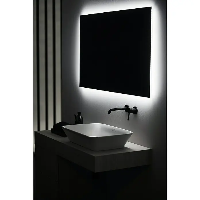 Ideal Standard Ceraline Waschtischarmatur - Schwarz, Matt - Elegantes Badezimmerwaschbecken mit moderner Armatur und beleuchtetem Spiegel für eine stilvolle Atmosphäre.