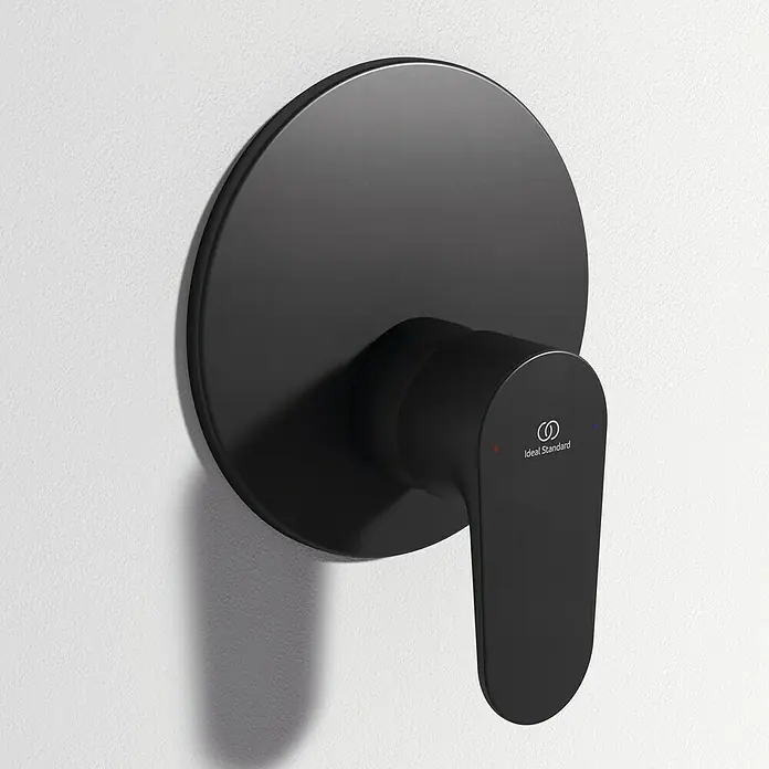 Ideal Standard Cerafine O Grifería empotrada de ducha - Negro, Mate, Redonda - Primer plano de un grifo de ducha Ideal Standard negro mate con palanca, montado en una pared blanca. Diseño elegante y moderno.