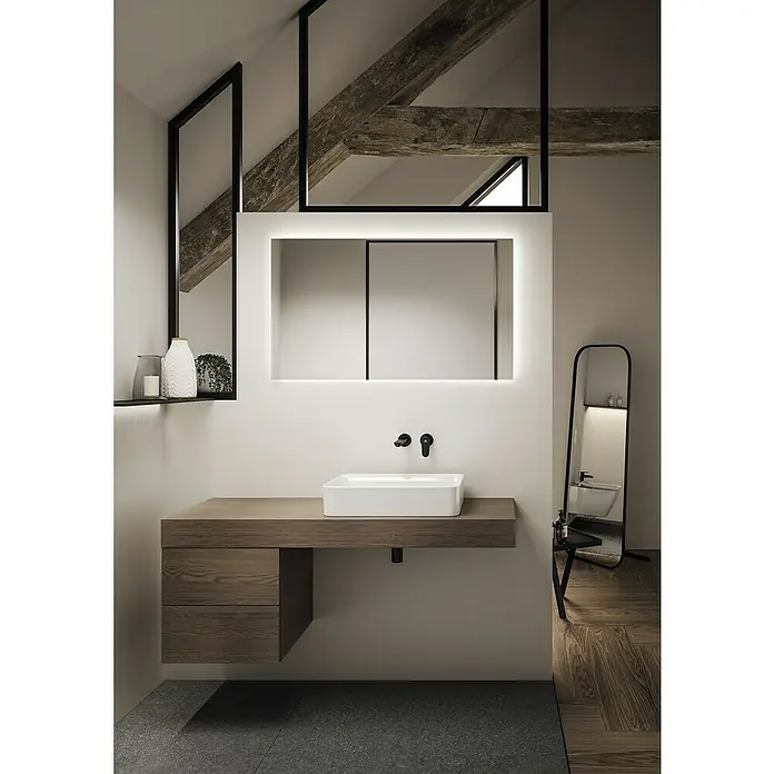 Ideal Standard Cerafine O Waschtischarmatur - Schwarz, Matt - Modernes Badezimmer mit einem rechteckigen Waschbecken auf einem Holzunterschrank, beleuchtetem Spiegel und einem schlanken, schwarzen Stehspiegel.