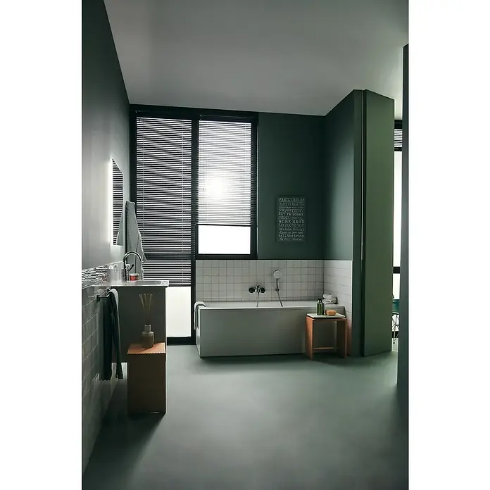 Ideal Standard Ceraplan Badewannenarmatur - Ausladung Armatur: 163 mm, Chrom, Glänzend - Ein modernes Badezimmer mit Badewanne, Waschbecken und dunklen Fensterrahmen, das ein stilvolles Ambiente schafft.\n