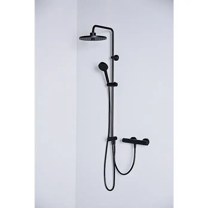 Ideal Standard Ceratherm Brausethermostat T25 - Schwarz - Schwarze Duschgarnitur mit Kopf- und Handbrause an einer weißen Wand. Elegantes Baddesign.