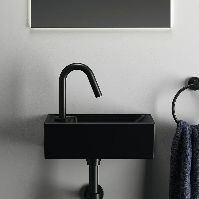 Ideal Standard Waschtisch-Siphon - 1 ¼″, Pulverbeschichtet, Schwarz - Elegantes, schwarzes Waschbecken mit Armatur und Handtuchring. Das moderne Design verleiht jedem Badezimmer eine stilvolle Note.