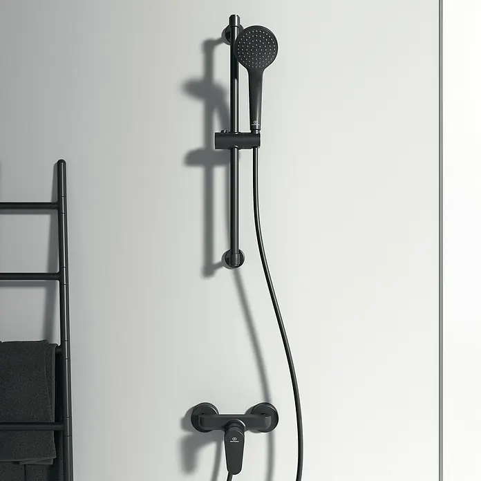 Ideal Standard Cerafine O Brausearmatur - Schwarz, Matt - Eine moderne, mattschwarze Duschgarnitur mit Handbrause und Armatur, die Eleganz und Funktionalität in jedes Badezimmer bringt.