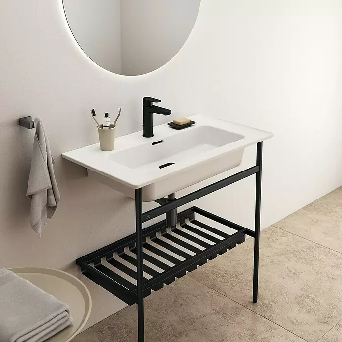 Ideal Standard Cerafine O Grifo de lavabo H120 - Negro, Mate, Con juego de desagüe - Lavabo de baño de cerámica blanca con soporte de metal negro y estante de listones, en un baño moderno.