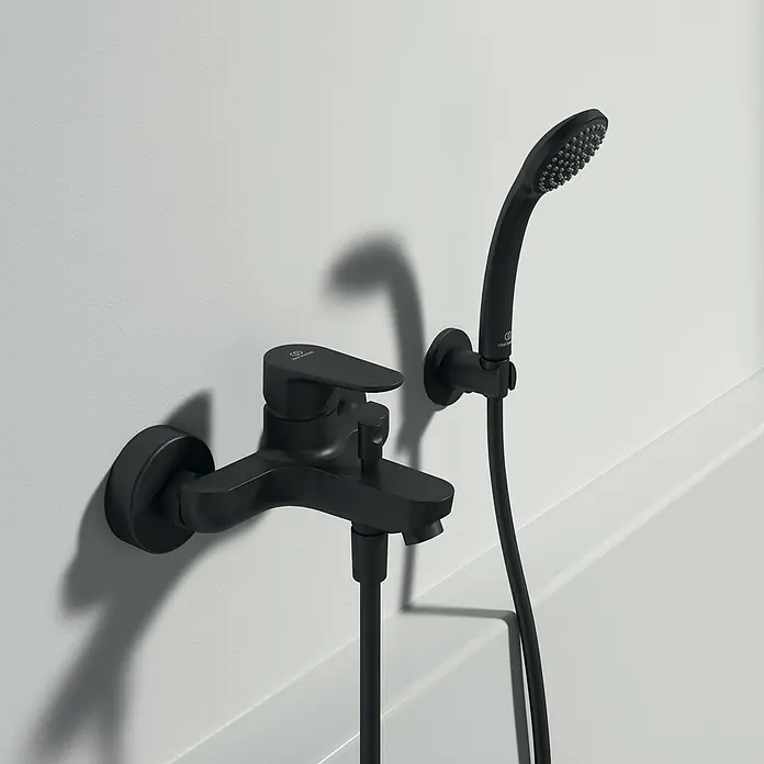 Ideal Standard Cerafine O Badewannenarmatur - Ausladung Armatur: 155 mm, Schwarz, Matt - Schwarze Badewannenarmatur mit Handbrause an einer weißen Wand. Elegantes Design für moderne Badezimmer, funktional und stilvoll.