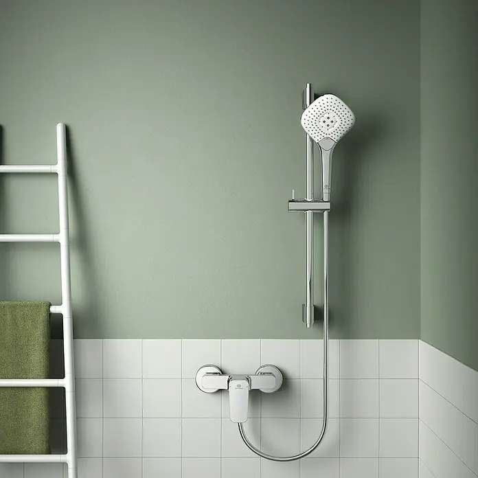 Ideal Standard Ceraplan Brausearmatur - Chrom, Glänzend - Nahaufnahme einer modernen Duschgarnitur mit quadratischem Duschkopf, Armatur und Handtuchleiter in einem stilvollen Badezimmer.