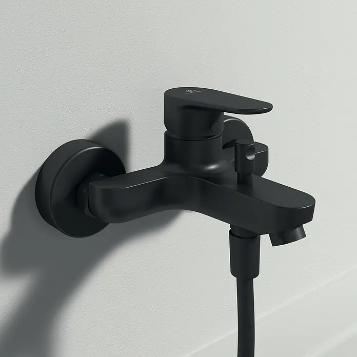 Ideal Standard Cerafine O Badewannenarmatur - Ausladung Armatur: 155 mm, Schwarz, Matt - Schwarze Badewannenarmatur mit Handbrause. Elegantes Design für moderne Badezimmer.