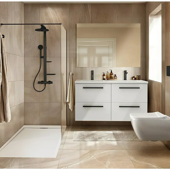Ideal Standard Überkopfbrausen-Set Alu+ - Schwarz, Durchmesser Kopfbrause: 26 cm - Helles Badezimmer mit einer ebenerdigen Dusche, einem weißen Waschtisch mit schwarzen Armaturen und einer Toilette.