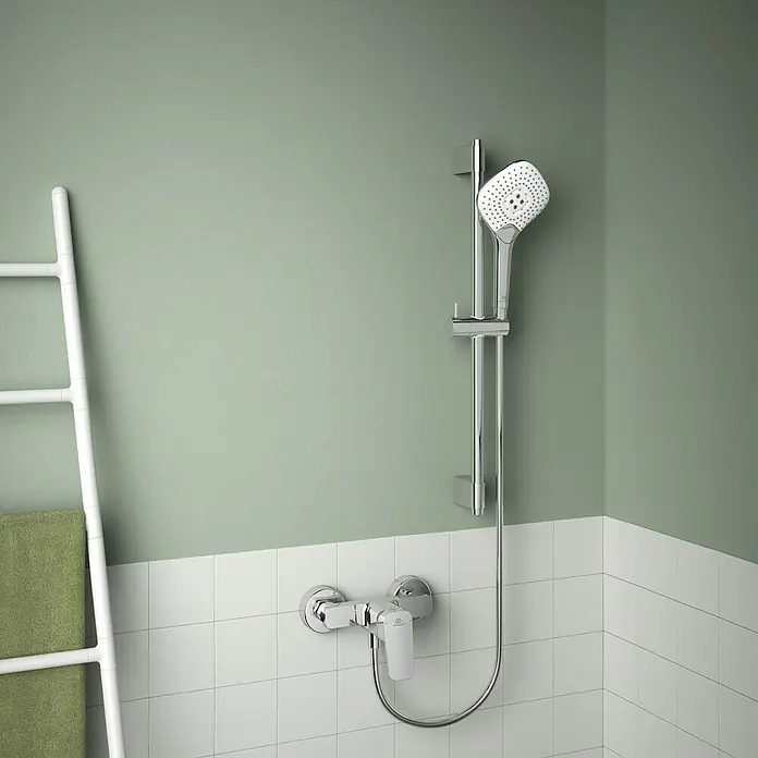 Ideal Standard Ceraplan Brausearmatur - Chrom, Glänzend - Die Abbildung zeigt eine moderne Duschgarnitur mit Handbrause und Thermostatmischer vor einer grün-weißen Wand.