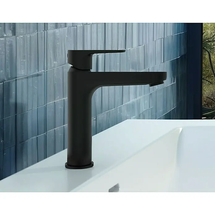 Ideal Standard Cerafine O Waschtischarmatur H120Schwarz, Matt, Mit Push-Open Ablaufgarnitur - Elegante, matte schwarze Armatur auf einem modernen, weißen Waschbecken, die ein minimalistisches und stilvolles Design im Badezimmer bietet.