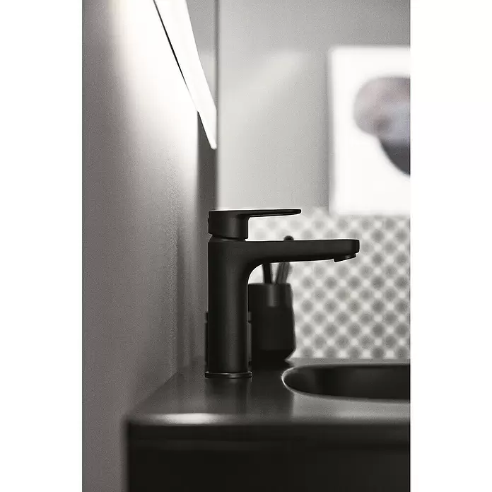 Ideal Standard Cerafine O Grifo de lavabo - Negro, Mate, Con juego de desagüe «Push-Open» - Grifo negro mate sobre encimera oscura con lavabo integrado.