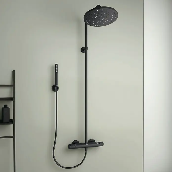 Ideal Standard Ceratherm Duschsystem T25 - Mit Thermostatarmatur, Lochabstand: 70 cm, Anzahl Strahlarten: 1 Stk., Schwarz - Schwarze Duscharmatur mit rundem Duschkopf und Handbrause an einer hellgrünen Wand.
