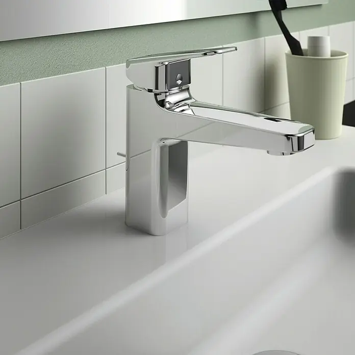 Ideal Standard Ceraplan Waschtischarmatur H90 - Chrom, Glänzend, Mit Ablaufgarnitur - Ein glänzender, verchromter Wasserhahn auf einem weißen Waschbecken, der moderne Stil und Funktionalität vereint.