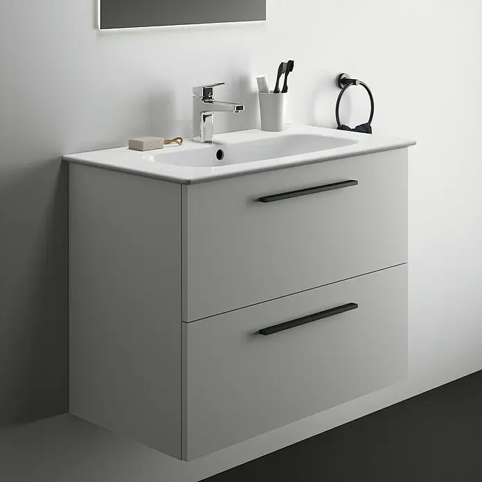 Ideal Standard Ceraplan Waschtischarmatur H90 - Chrom, Glänzend, Mit Ablaufgarnitur - Ein moderner Waschtisch mit zwei Schubladen in Grau, inklusive Armatur, Seife, Zahnbürsten und Handtuchring.