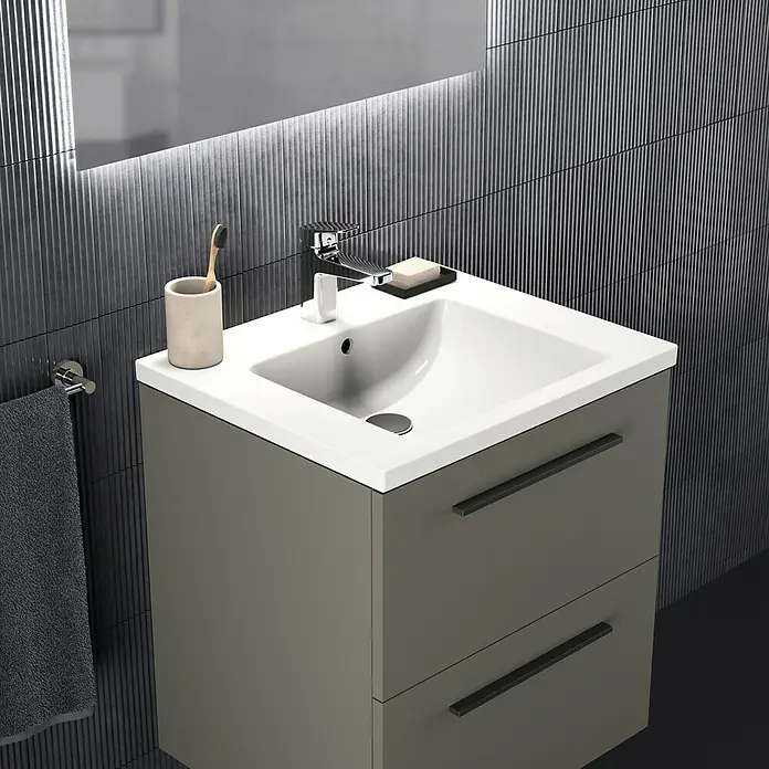 Ideal Standard Ceraplan Waschtischarmatur H90 - Chrom, Glänzend, Mit Ablaufgarnitur - Nahaufnahme eines modernen Badezimmers mit Waschbeckenunterschrank, Armatur und Handtuch.