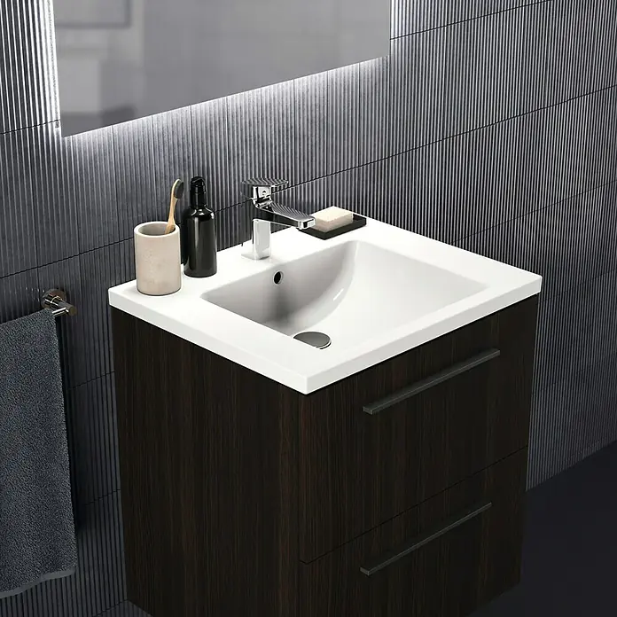 Ideal Standard Ceraplan Waschtischarmatur H90 - Chrom, Glänzend, Mit Ablaufgarnitur - Ein moderner Badezimmerschrank mit Waschbecken und zwei Schubladen, ideal für stilvolle Badezimmer. Die Armatur und Accessoires ergänzen das Design.