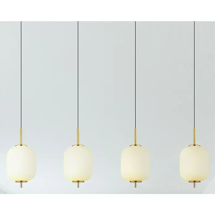 Globo Ewald LED-Pendelleuchte - 20 W, Warmweiß, Weiß, Ø x H: 13,5 x 220 cm, 4 Stk. - Vier moderne Pendelleuchten mit cremefarbenen Glaskörpern und goldenen Akzenten vor einem schlichten, weißen Hintergrund.