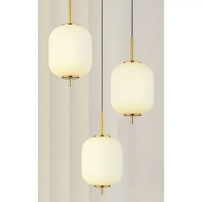 Globo Ewald LED-Pendelleuchte - 20 W, Warmweiß, Weiß, Ø x H: 37,5 x 220 cm, 3 Stk. - Drei moderne Hängelampen mit runden, matten Glasschirmen und goldfarbenen Akzenten vor einem hellen Hintergrund.