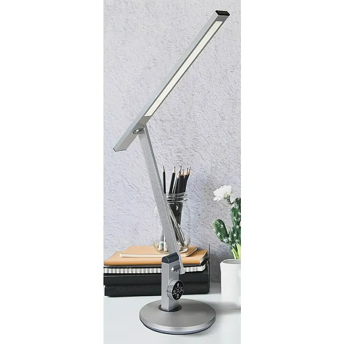Globo LED-Tischleuchte Solana - 12 W, L x B x H: 63,5 x 19 x 49,9 cm, Silber, Mehrfarbig - Eine moderne LED-Tischleuchte in Silber mit Touch-Bedienfeld, die auf einem Schreibtisch neben Büchern und Dekoration steht.