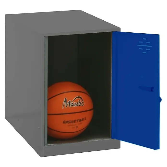 Simonrack Simonlocker Taquilla Mini - L x An x Al: 50 x 30 x 47,5 cm, Número de puertas: 1 ud., Antracita/Azul - Un armario gris con una puerta azul está abierto, revelando una pelota de baloncesto Mambo en su interior. ¡Ideal para deportistas!