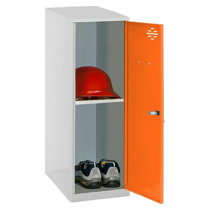 Simonrack Simonlocker Taquilla Mini Desmontada - L x An x Al: 50 x 40 x 91,5 cm, Gris/Naranja, Número de baldas: 1 ud. - Un armario individual con puerta naranja que contiene un casco rojo y un par de botas de trabajo.