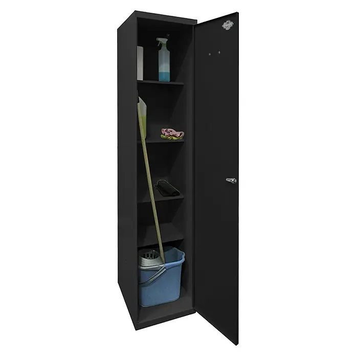 Simonrack Simonlocker Armario multiusos metálico Cleaning - L x An x Al: 40 x 40 x 180 cm, Número de puertas: 1 ud., Antracita/Antracita - Un armario de limpieza negro abierto con estantes llenos de artículos de limpieza, cubo y fregona, todo utilizado para la limpieza.