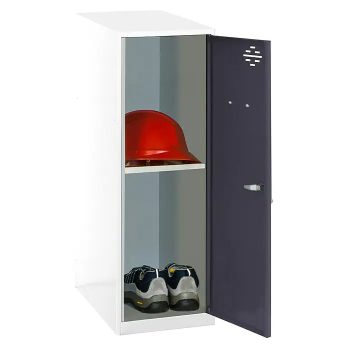 Simonrack Simonlocker Taquilla Mini Desmontada - L x An x Al: 50 x 40 x 91,5 cm, Blanco/Antracita, Número de baldas: 1 ud. - El armario metálico con la puerta abierta muestra un casco de seguridad rojo en un estante y un par de zapatos debajo.