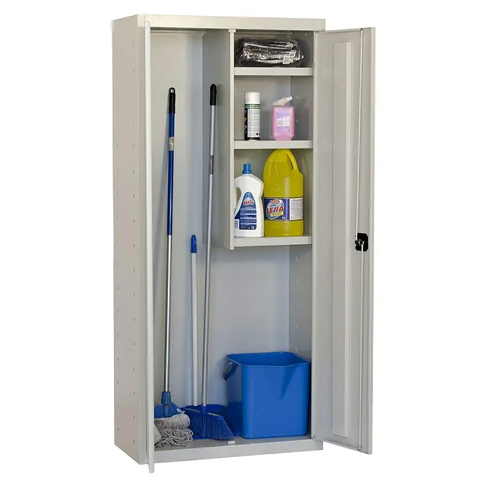 Simonrack Simonlocker Armario multiusos metálico Cleaning - L x An x Al: 40 x 60 x 180 cm, Número de puertas: 2 ud., Gris/Gris - Un armario de limpieza gris abierto con productos de limpieza, escobas, una fregona y un cubo. Ideal para guardar utensilios.